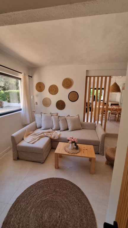 Temporada/Invierno: Chalet en planta baja, reformado, en ubicación boscosa junto a la bahía de Cala Llombards - CH 12 WT