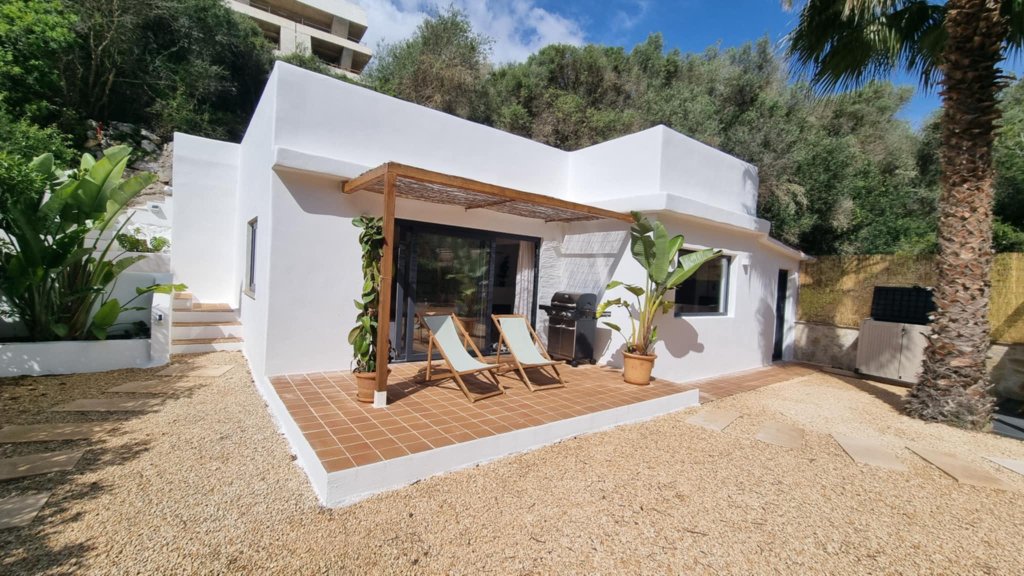 Saison/ Winter: Modernes, kleines Chalet in waldiger Zone von Cala LLombards --- CH 12 WT