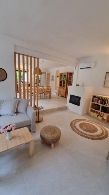 Saison/ Winter: Modernes, kleines Chalet in waldiger Zone von Cala LLombards --- CH 12 WT