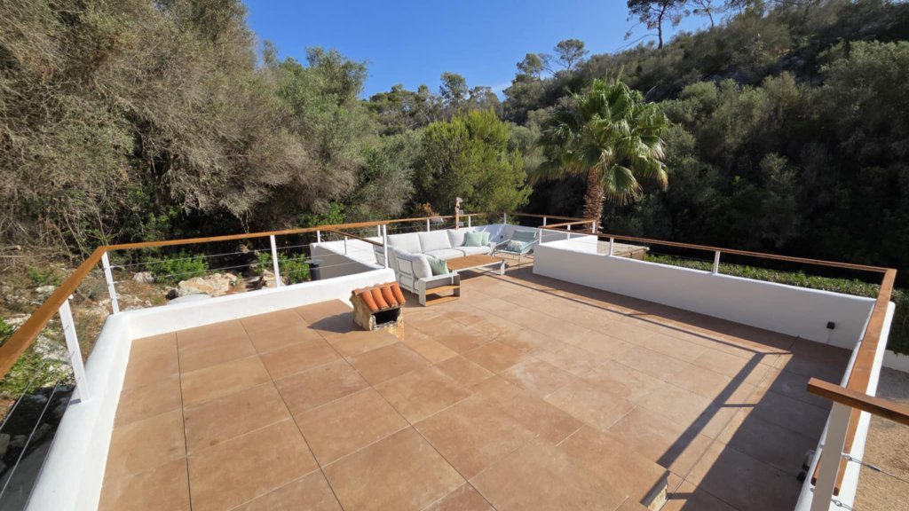 Saison/ Winter: Modernes, kleines Chalet in waldiger Zone von Cala LLombards --- CH 12 WT