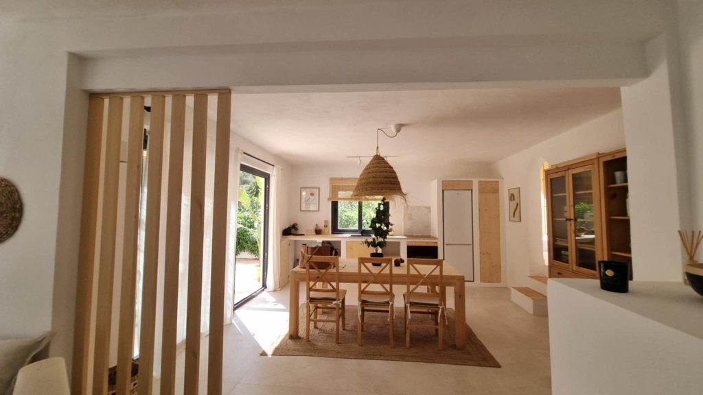 Saison/ Winter: Modernes, kleines Chalet in waldiger Zone von Cala LLombards --- CH 12 WT