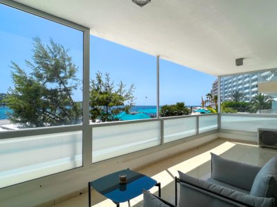 SANTA PONSA on the 1st sea line: Completely renovated, furnished 3-bedroom apartment for long-term rental