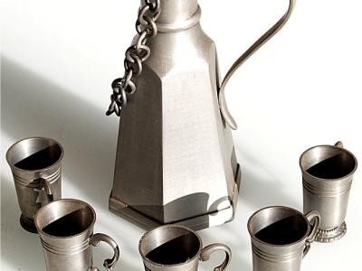 Juego de peltre muy antiguo, 5 tazas y jarra