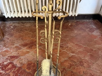 Solides Kaminbesteck mit Halterung