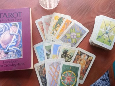Tarot, cartas y libro