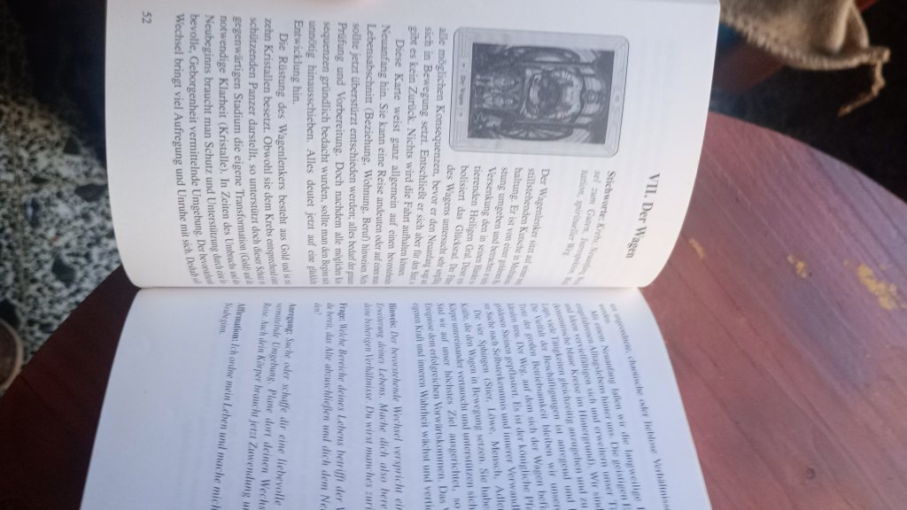 Tarot, cartas y libro