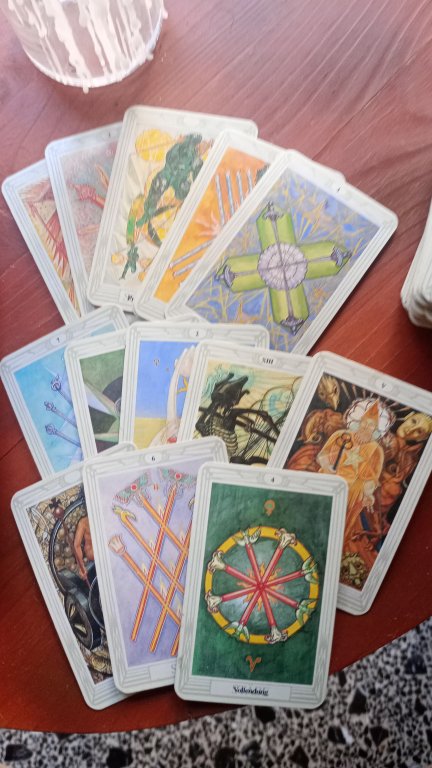 Tarot, cartas y libro