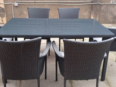 Table with 6 garden chairs.