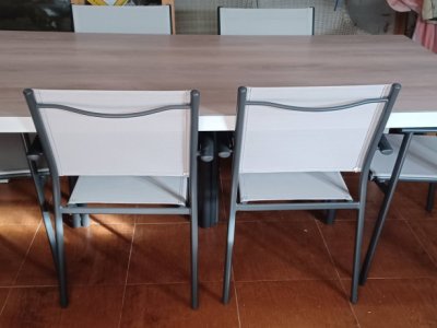 Table and 6 garden chairs.