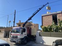 Transport with crane and tipper