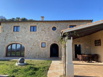 Finca de ensueño con vistas únicas al mar en una zona tranquila en la ladera