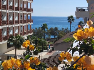 Impresionante ático con gran terraza en la azotea, garaje subterráneo y vista lateral al mar en Cala Mil