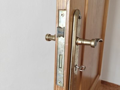 Instalar o reparar puertas