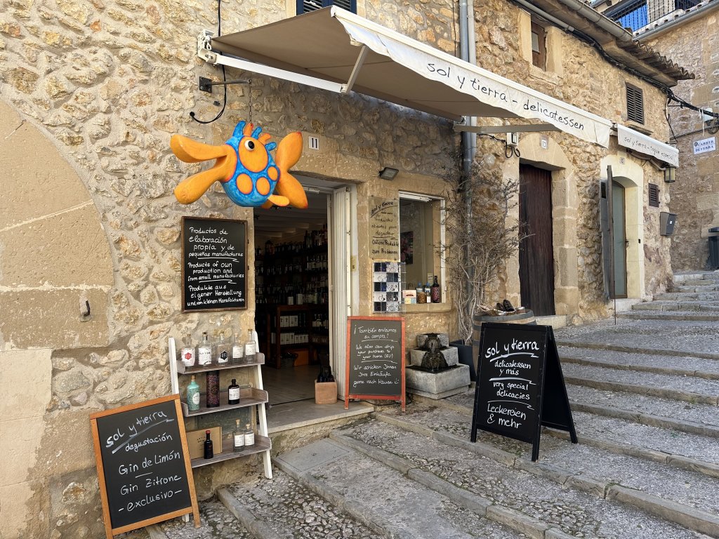 Salesperson for delicatessen shop in Pollença