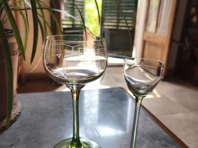 Diversas copas de vino y licor alemanas Art Nouveau