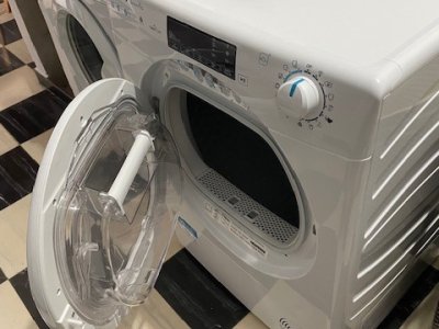 Secadora 1 año de antigüedad, casi nueva, usada 3 veces, precio nuevo €399, ahora €250