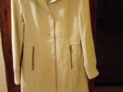 Weißer Ledermantel