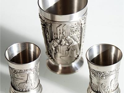 Taza de peltre con dos tazas pequeñas de licor, de alta calidad