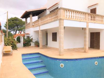 En venta, chalet con y piscina, vistas al mar, en Cala Llombards (Mallorca)